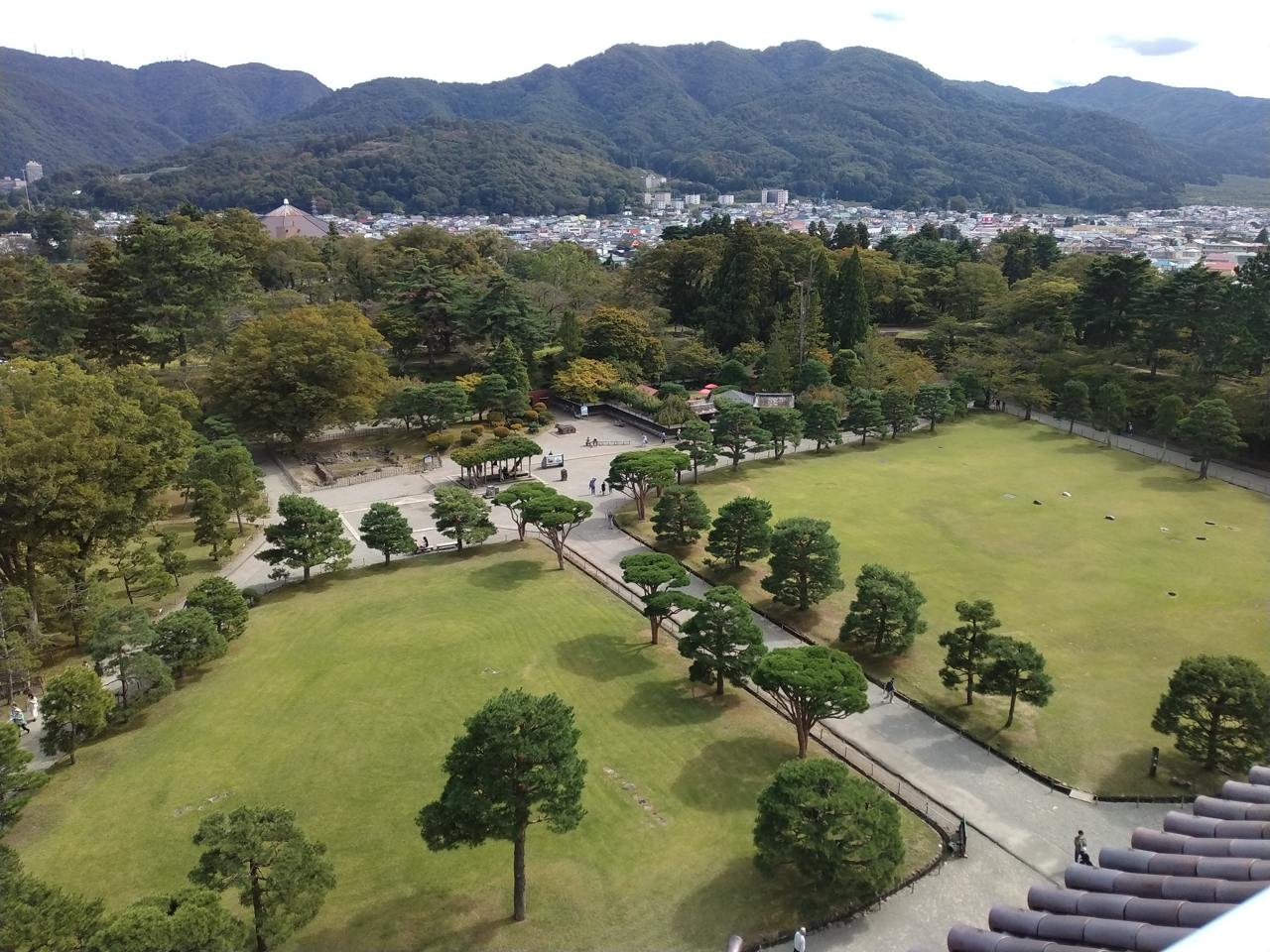 天守から望む本丸と会津盆地。奥に飯盛山の稜線が続く