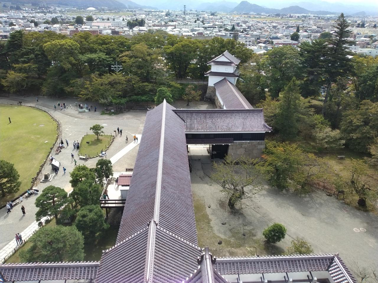 天守から見下ろす走長屋と鉄門（くろがねもん）