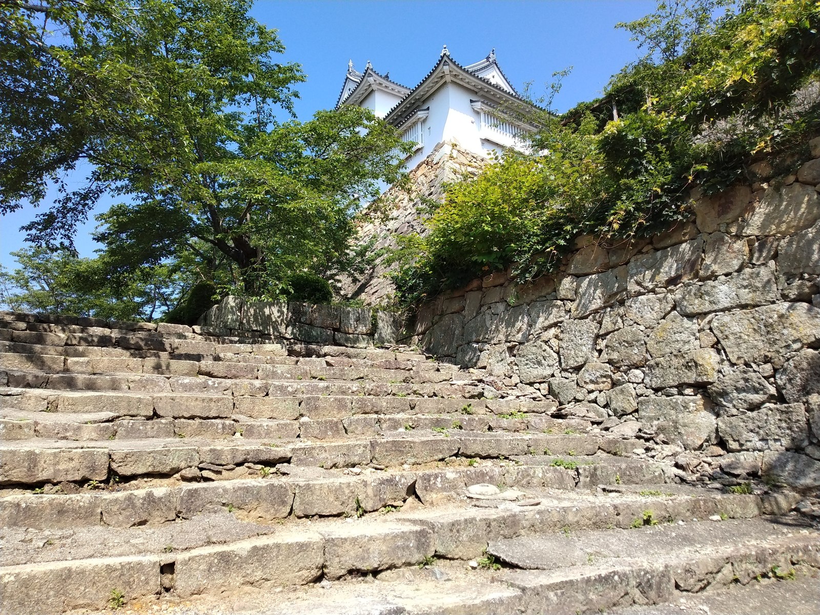 津山城の壮大な高石垣と石段