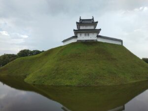 水堀に映る宇都宮城の土塁と復元櫓