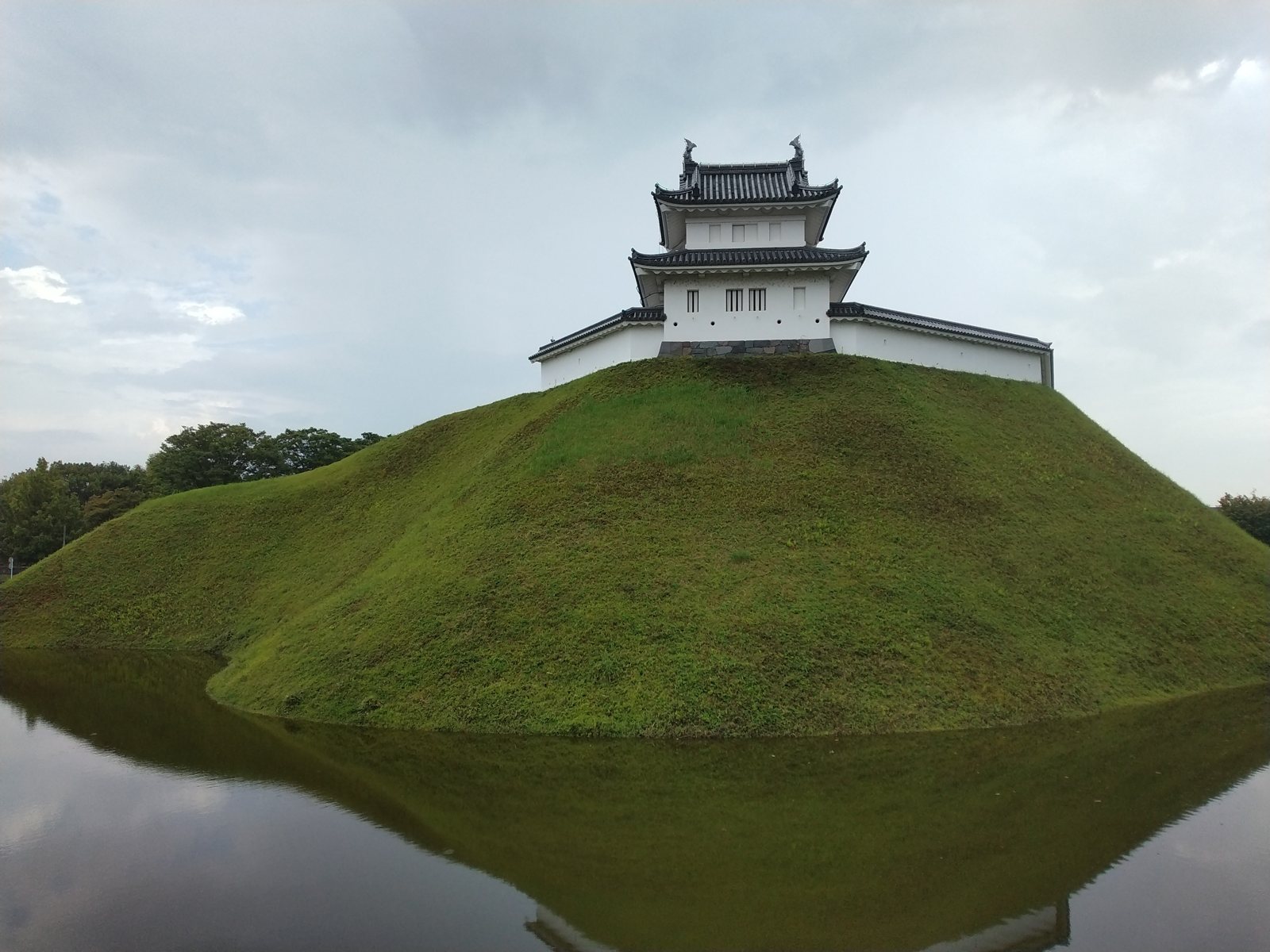 水堀に映る宇都宮城の土塁と復元櫓
