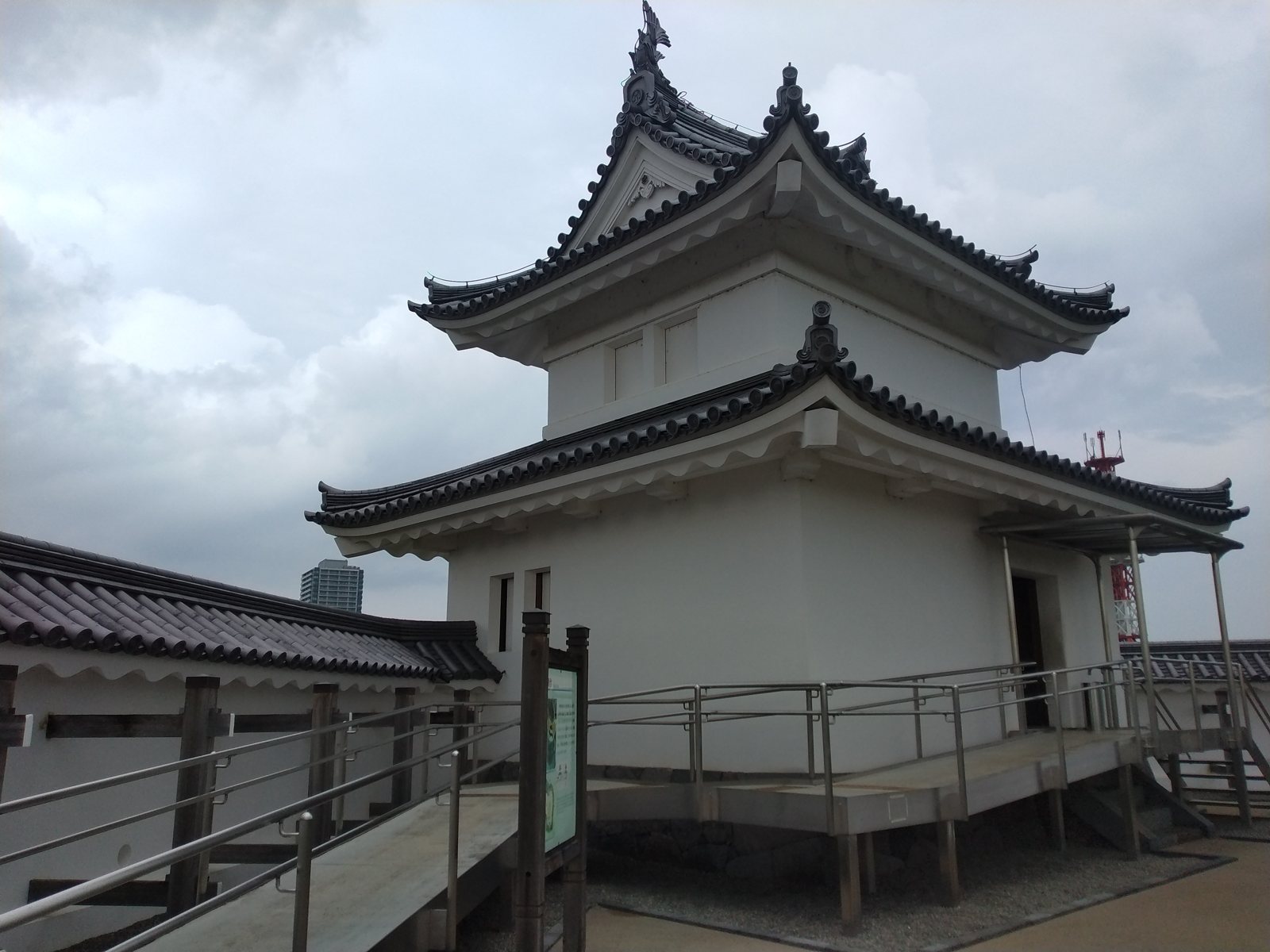 土塁の上に復元された二重櫓。城址公園には富士見櫓と清明台の二基が建つ