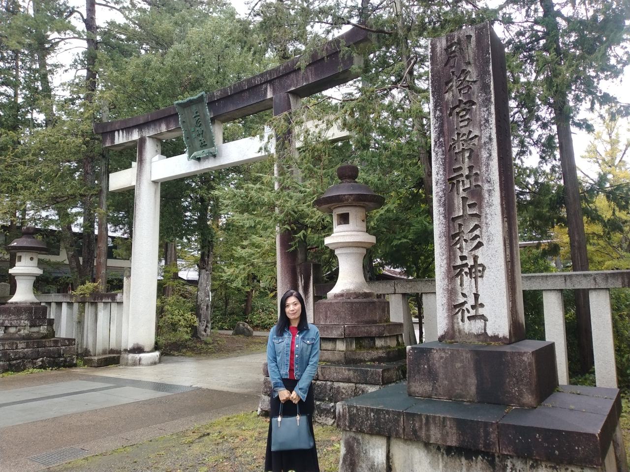 『別格官幣社 上杉神社』の社号標と鳥居。米沢城本丸跡に上杉謙信を祀る