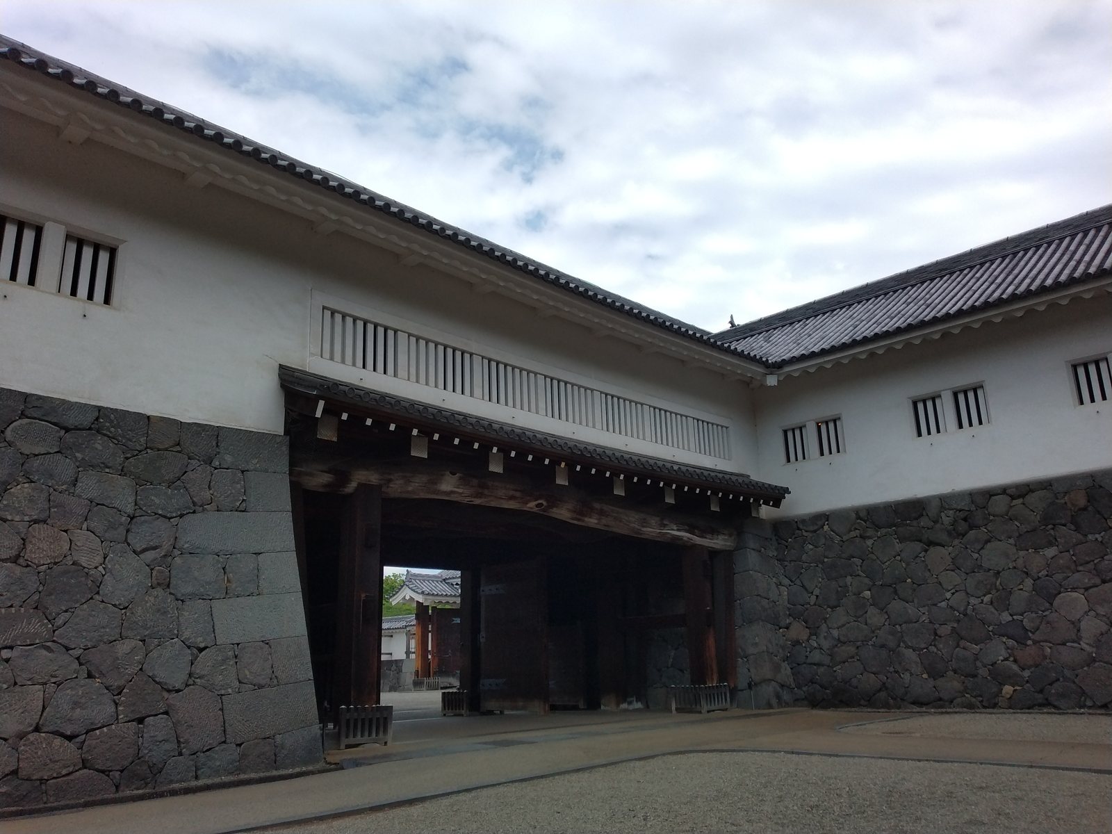 山形城 二の丸東大手門を枡形の内側から見る