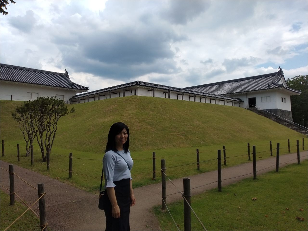 本丸一文字門の土塁と復元された高麗門。この本丸で、藩主不在の山形藩は難しい決断を迫られた