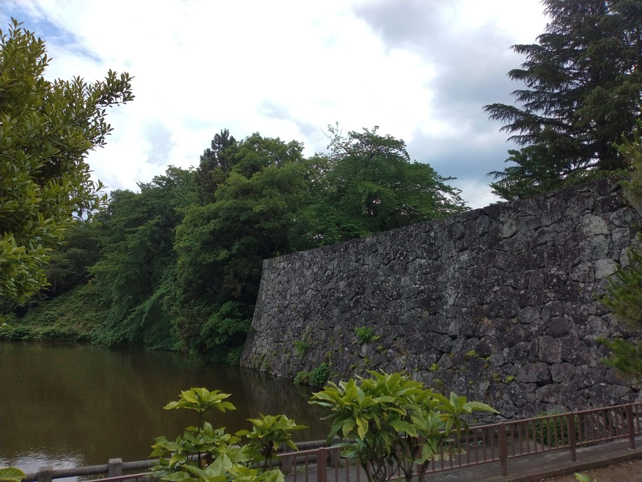 山形城の広い水堀と長く続く野面積みの石垣。この規模は五万石の藩のものではなく、かつての大大名の遺産である