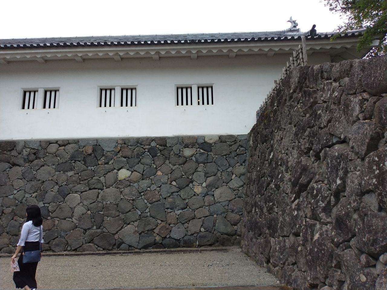 白壁の櫓と長い石垣。歩いても歩いても続く城域に、かつての大大名の器の大きさを実感する