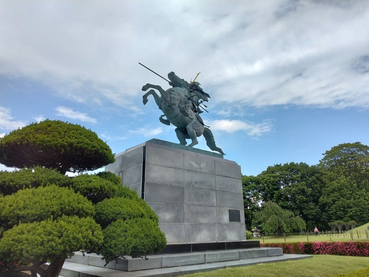 右手に鉄の指揮棒をかざし、馬を躍らせる最上義光の騎馬像。決戦場へ進撃せんとする英姿が、城の壮大さの由来を物語る
