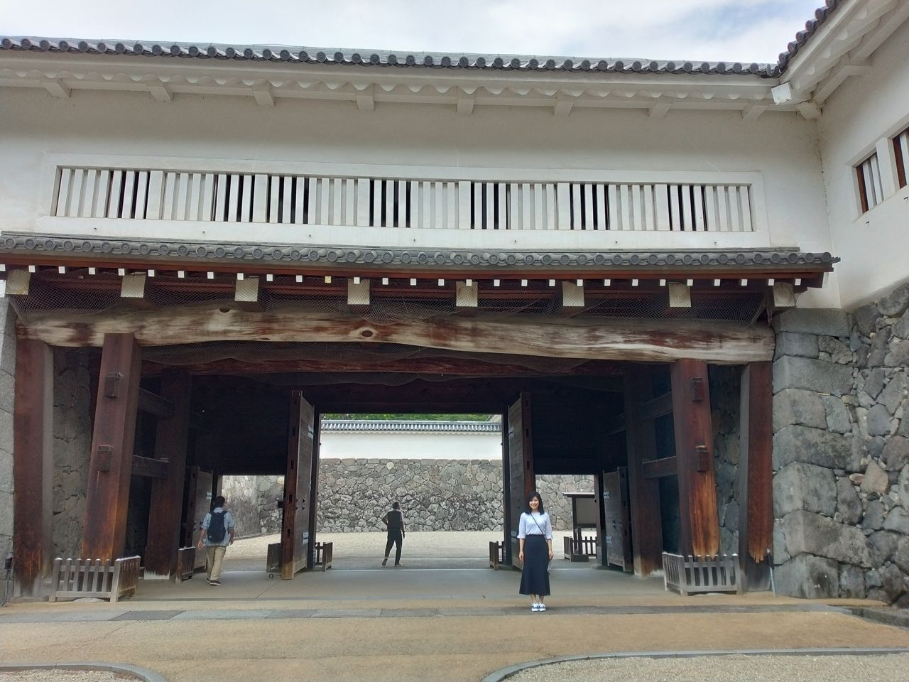 復元された二の丸東大手門をくぐる。門の大きさ、枡形の広さに、五十七万石の城の“器”がそのまま残っている