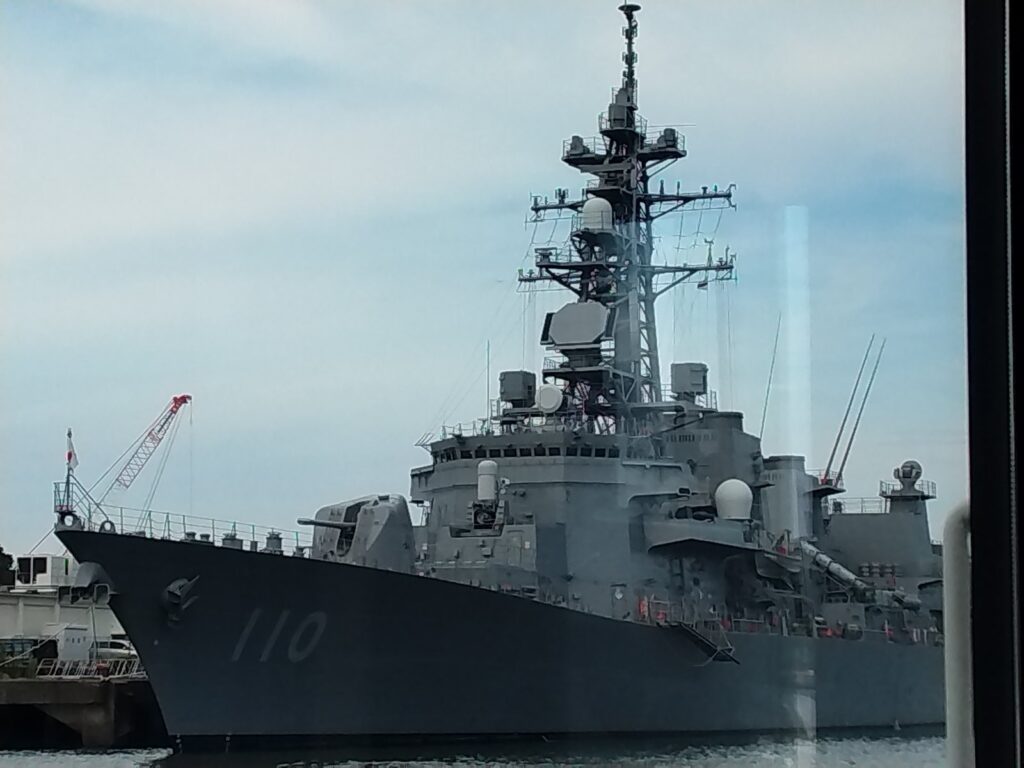 横須賀に停泊する海上自衛隊の護衛艦