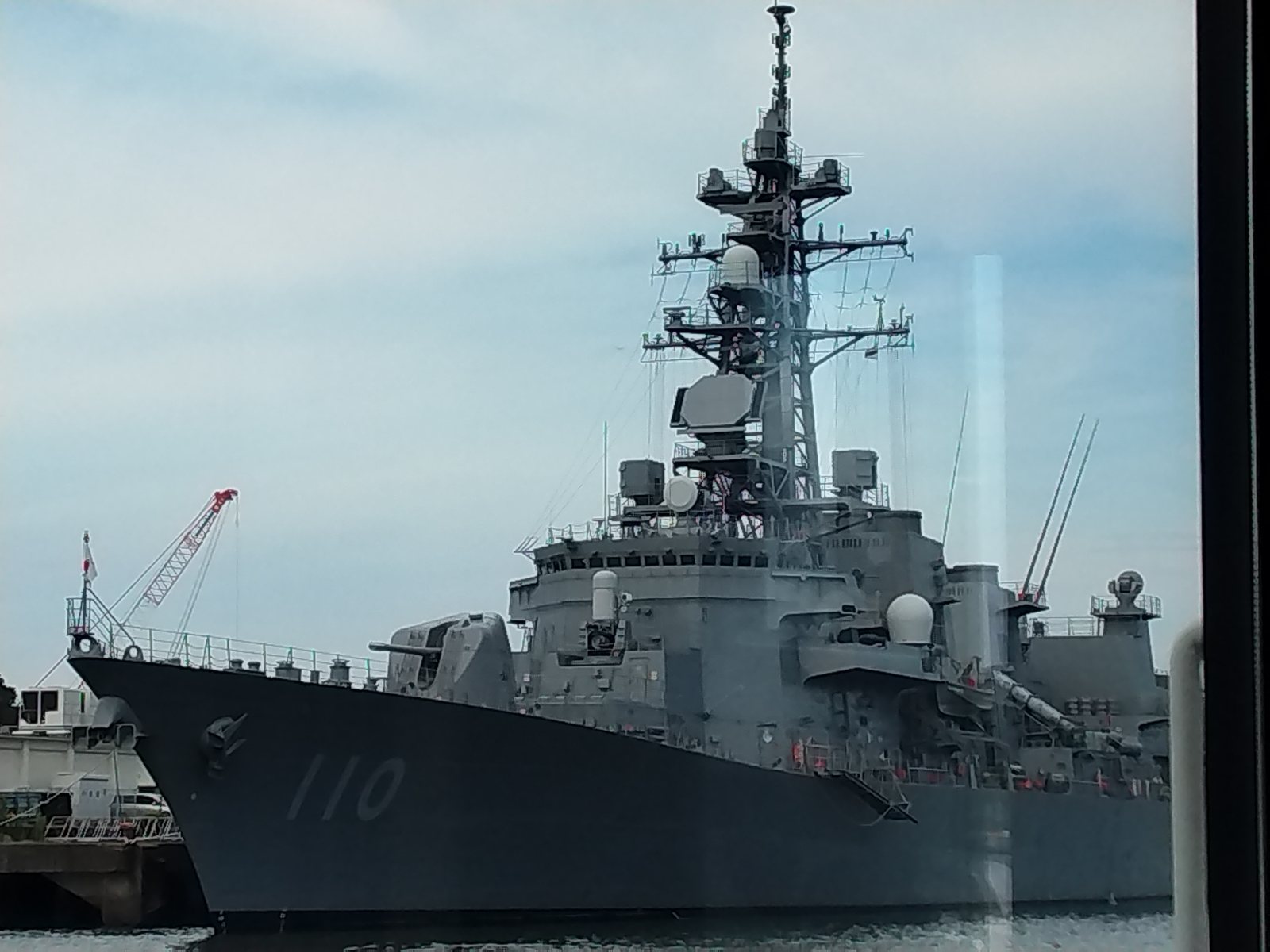 横須賀の岸壁に停泊する海上自衛隊の護衛艦