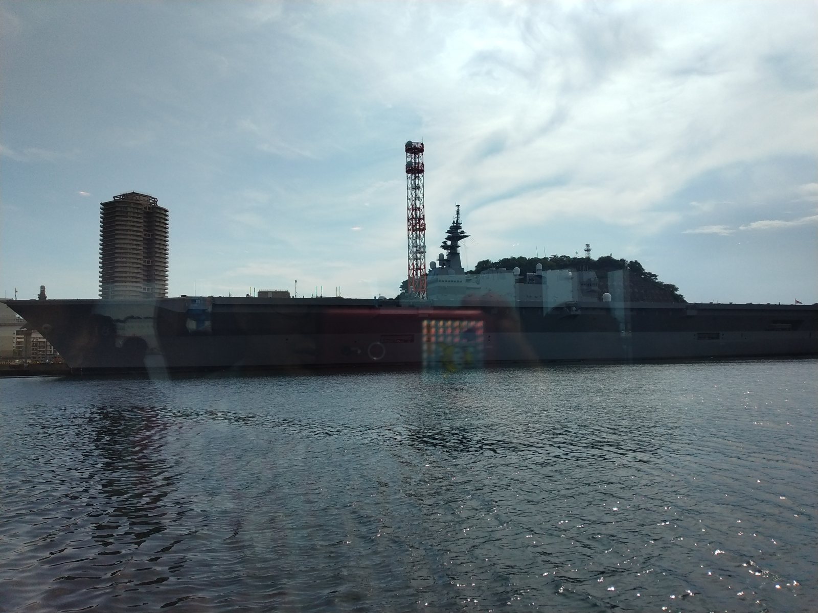 対岸から見る横須賀。灰色の艦体がいくつも並ぶ