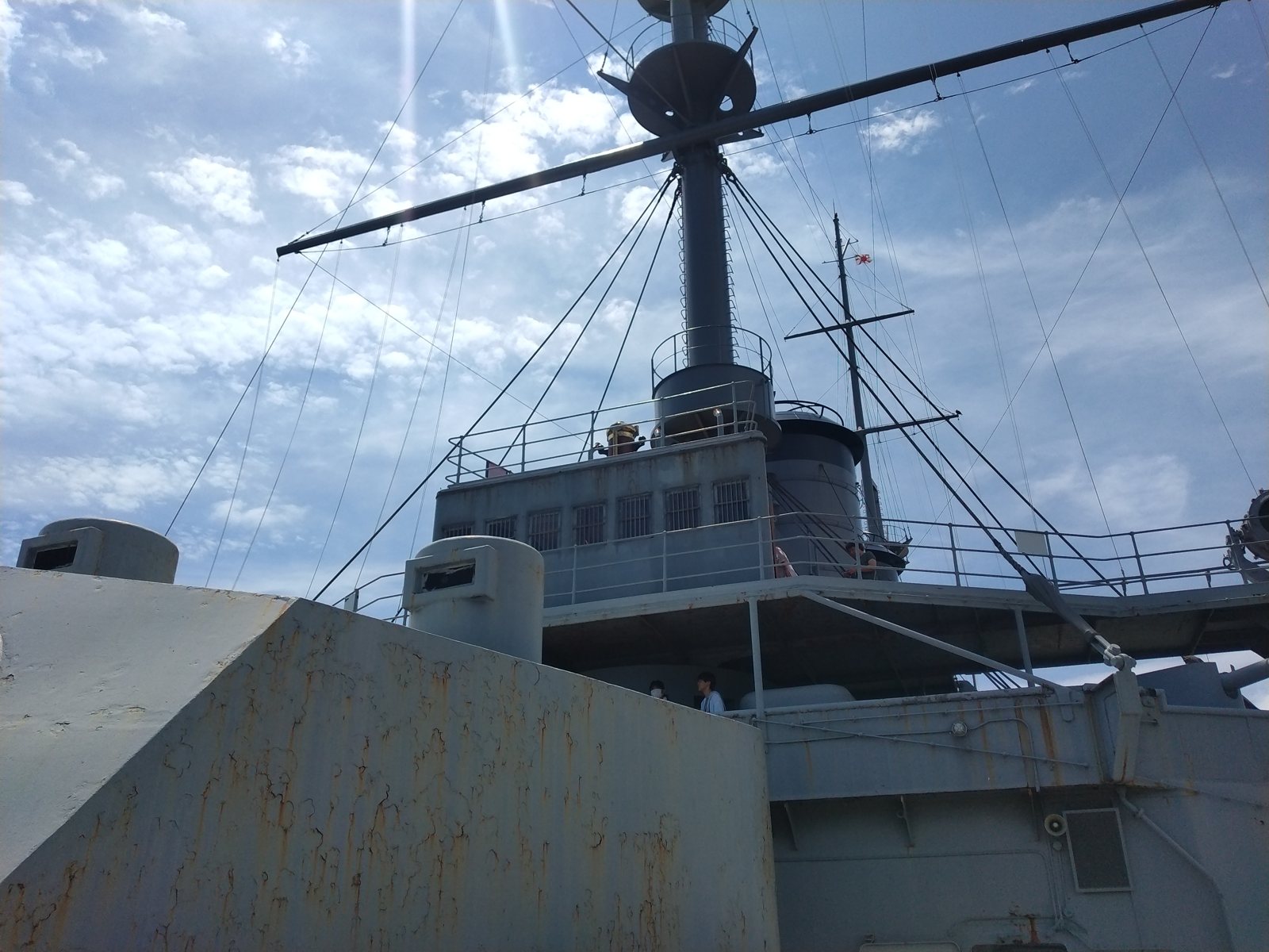 艦橋とマストを見上げる。ここに東郷が立ち、Z旗が掲げられた