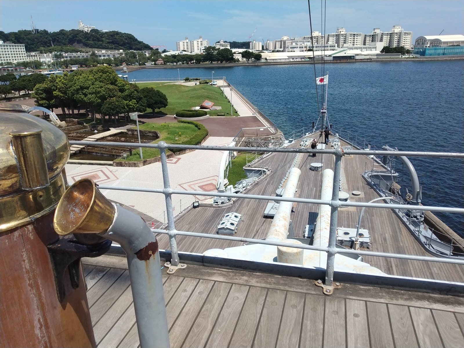 艦橋から艦首方向を見下ろす。手前の真鍮は伝声管