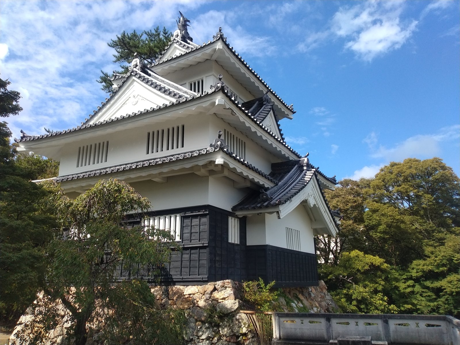 復興された鉄櫓を見上げる。天守は最後まで建てられなかった城である