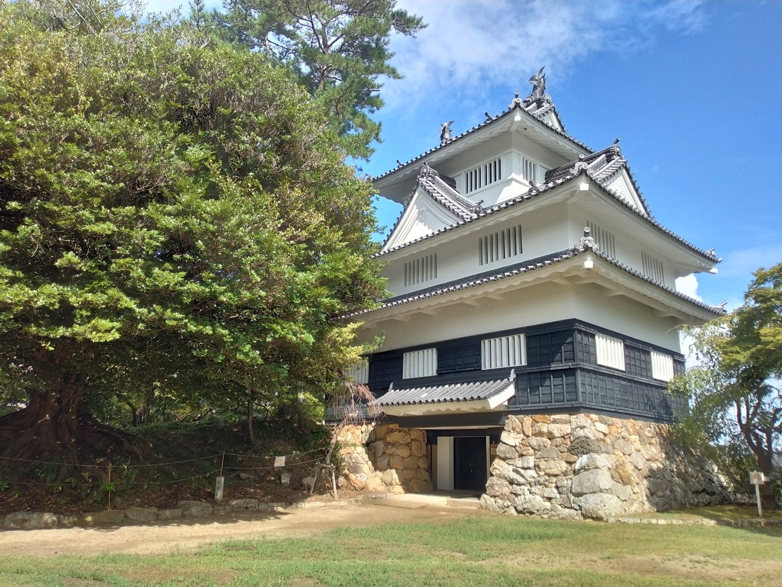 本丸に建つ鉄櫓。昭和二十九年の復興で、内部は無料公開されている