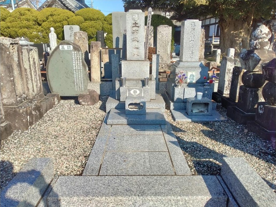 石田寺の土方家の墓所。右奥の墓石に、土方歳三の法名「歳進院殿誠山義豊大居士」が刻まれています。