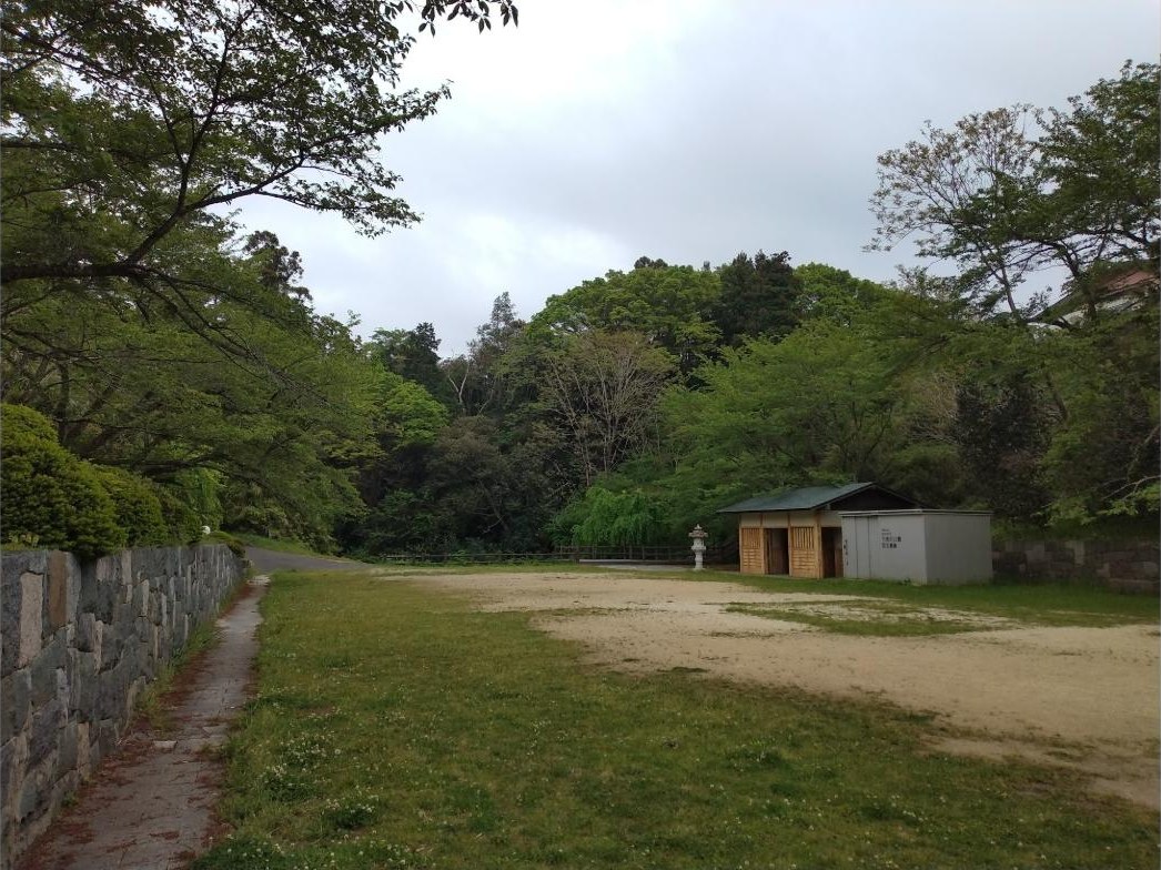 城跡周辺の高台の広場。
