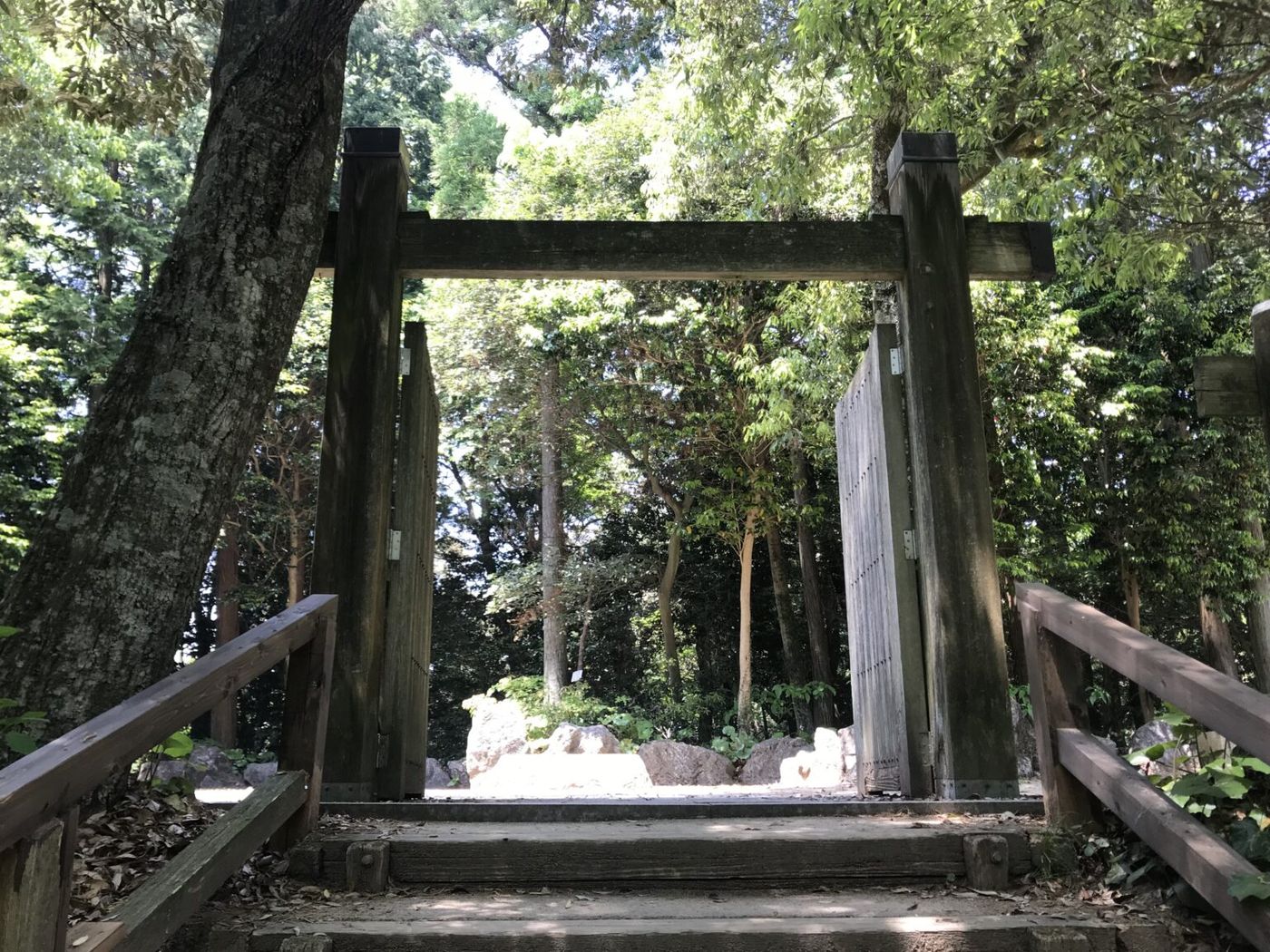 岩国城の城山に立つ木の冠木門【幕末歴史ガイド】