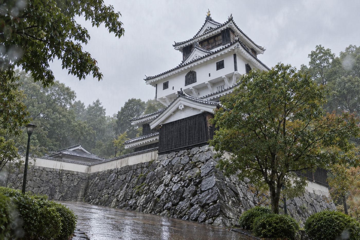 石垣の下から見上げた雨の岩国城天守と門【幕末歴史ガイド】