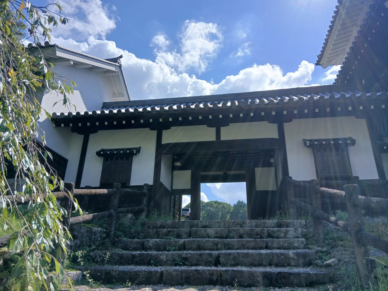 藩主邸跡の石垣と坂道