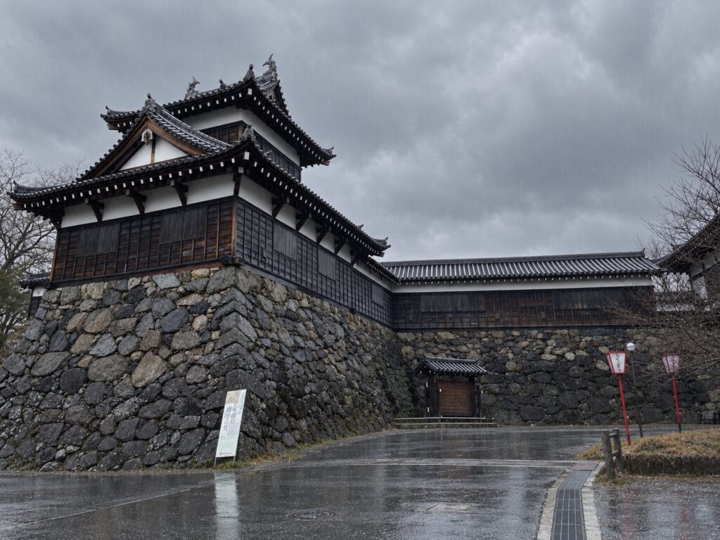 追手東隅櫓と多聞櫓。雨で石垣の石が黒く光っていました
