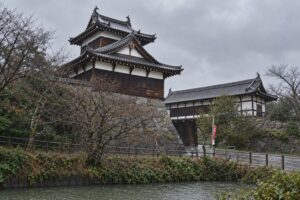 追手向櫓（左）と追手門（梅林門）。堀越しに見ると、復元とはいえ城の入口らしい構えです