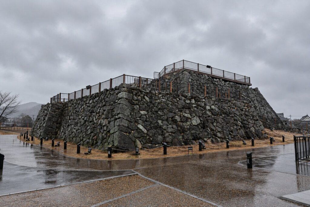天守台。石垣の上に展望施設が整備されています