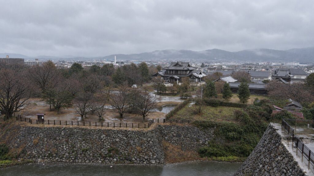 天守台から見下ろした城内。中央の寺院風の建物は、明治に建てられた旧奈良県立戦捷記念図書館(城址会館)です