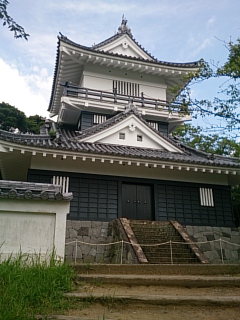 久留里城の模擬天守。石垣の上に白壁と黒い下見板の天守が立つ