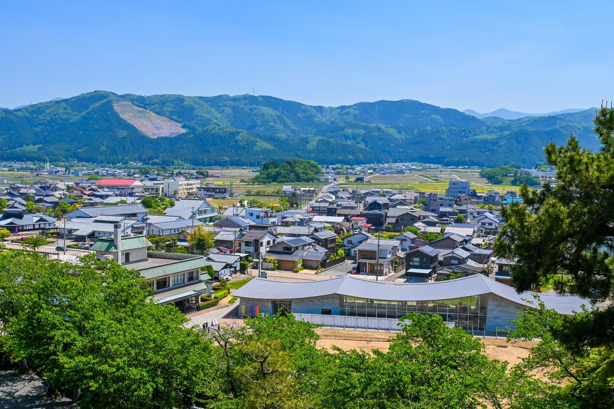 丸岡城から見下ろした城下の町並みと福井平野の山並み