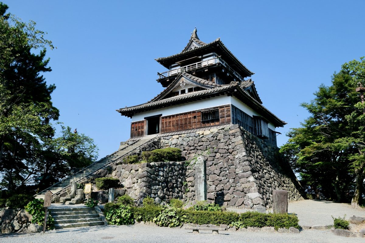 丸岡城の天守台の野面積みの石垣と、天守へ登る石段