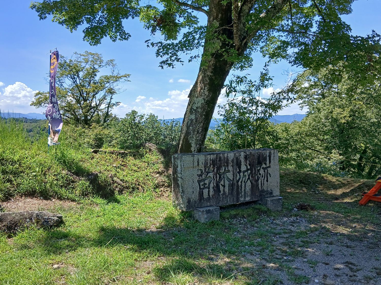 苗木城の石垣に挟まれた道
