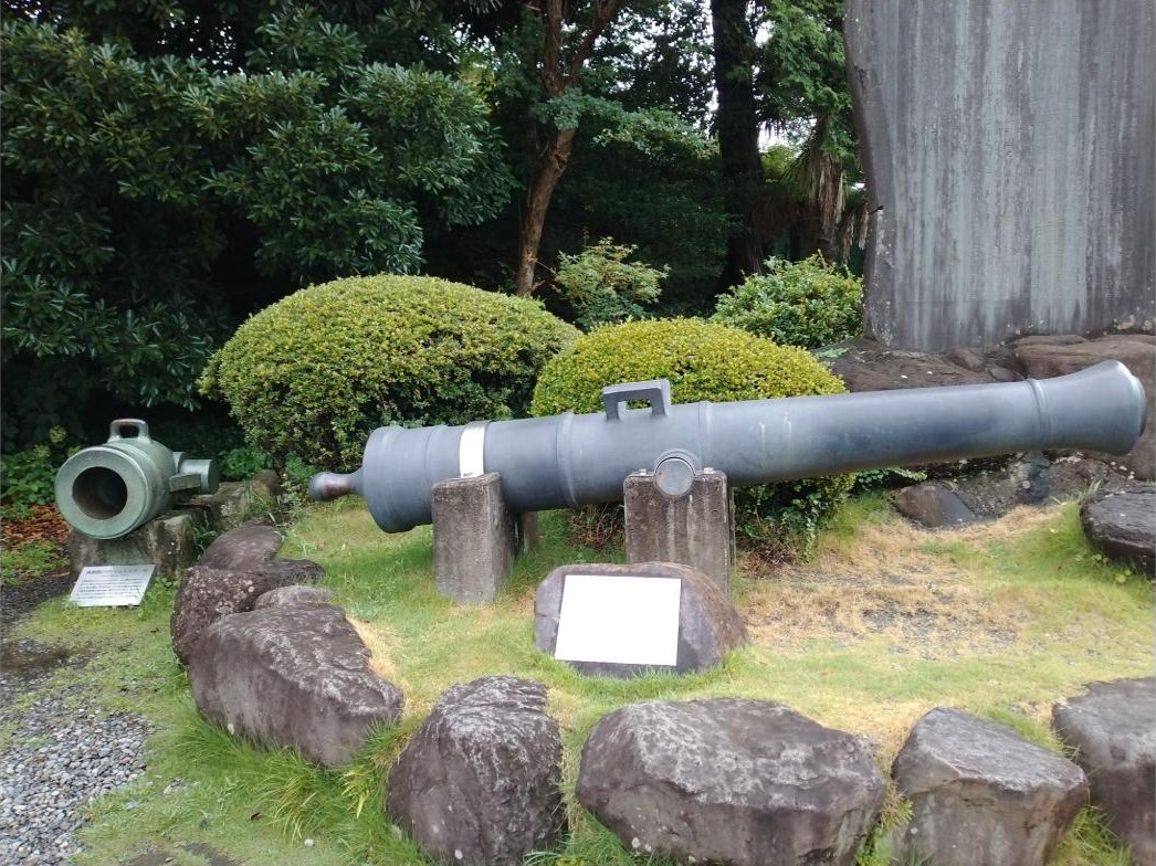 韮山反射炉の敷地に展示されている大砲