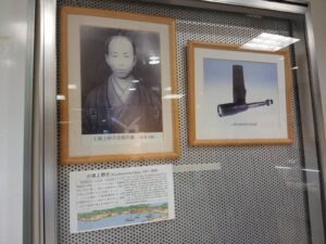 小栗上野介忠順の肖像と愛用の望遠鏡の写真（ヴェルニー記念館）