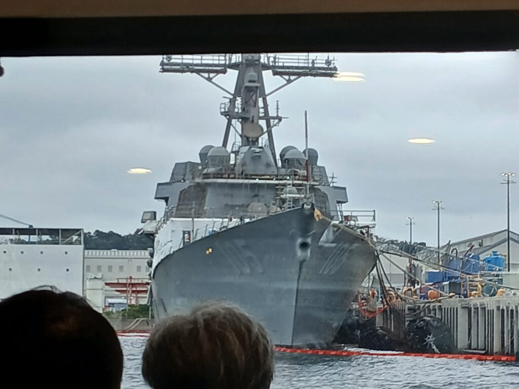 軍港めぐりの船から見た艦船