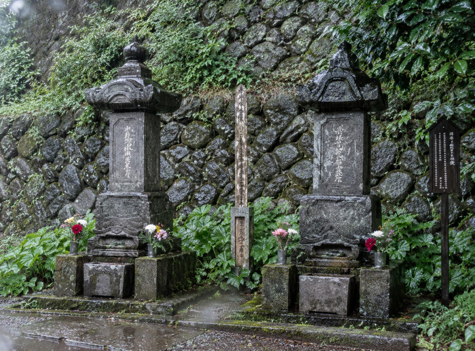 東善寺の墓地に並ぶ小栗家ゆかりの墓碑