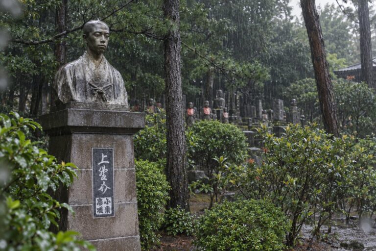 東善寺の小栗上野介忠順の墓前に立つ胸像