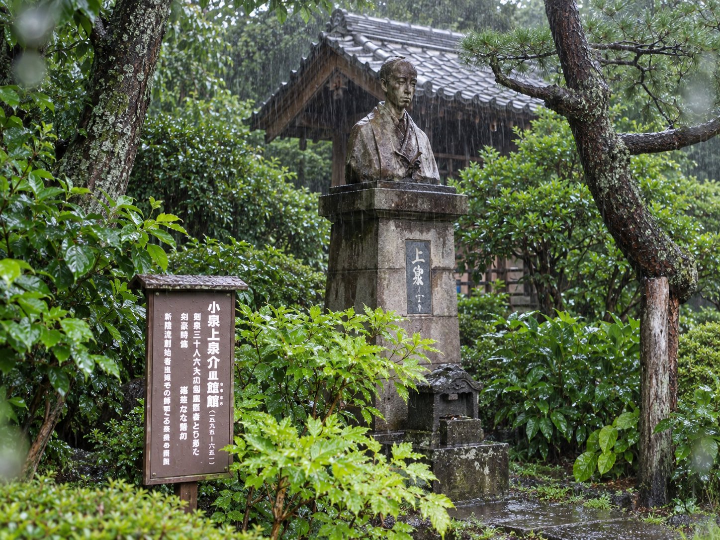 別の角度から見た胸像。かたわらに木の案内板が立っています