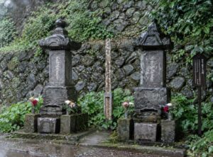 東善寺に並ぶ小栗父子の墓