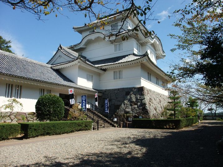 大多喜城の模擬天守と、入口に立つ幟