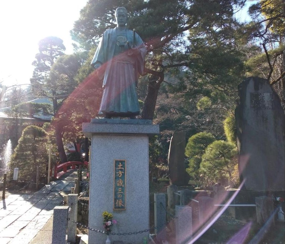 高幡不動尊の境内に立つ土方歳三の像。