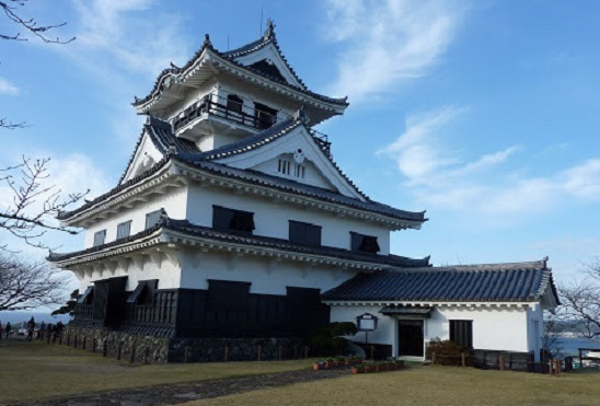冬晴れの館山城の模擬天守