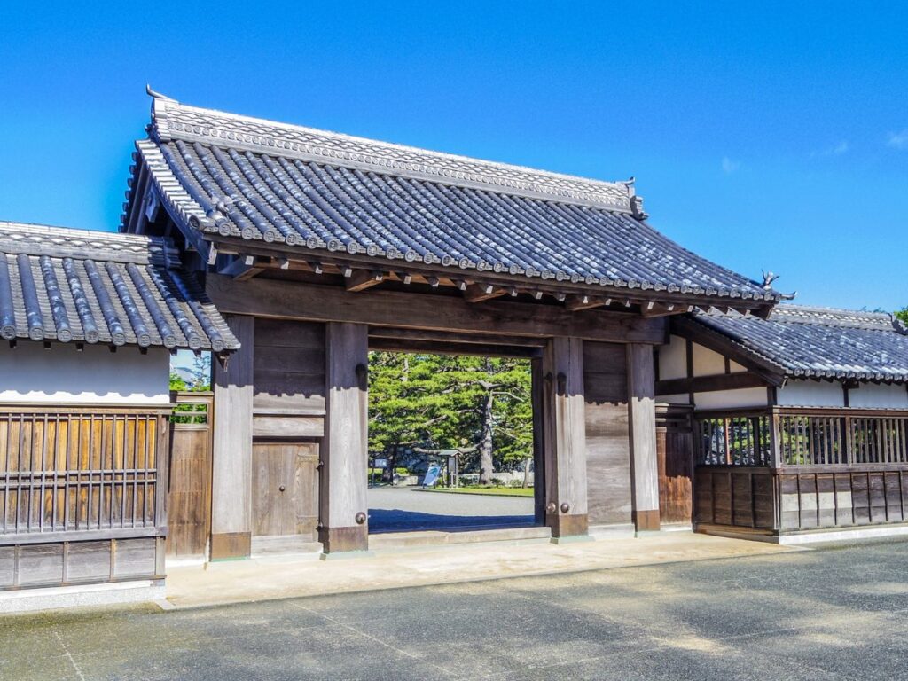 徳島城跡に建つ鷲の門と築地塀