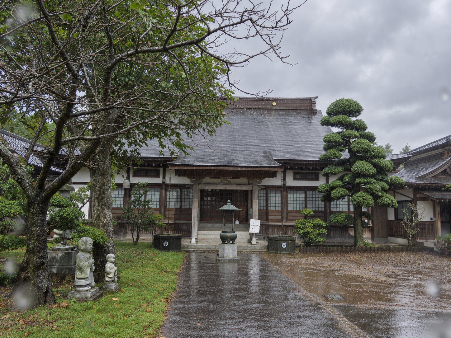 東漸寺の本堂。雨の朝、境内には常香炉の煙もなく、参道だけが光っていました