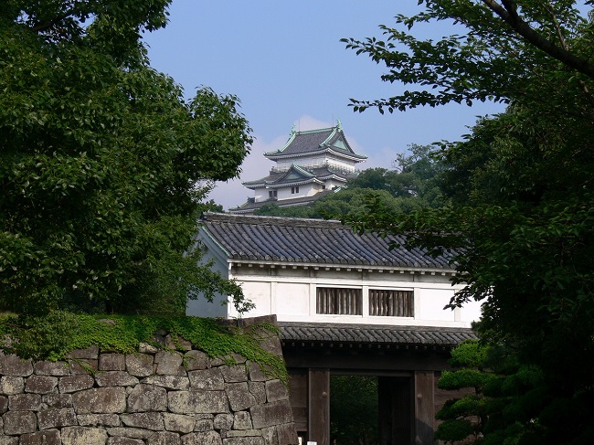 門の向こうに見える和歌山城の天守