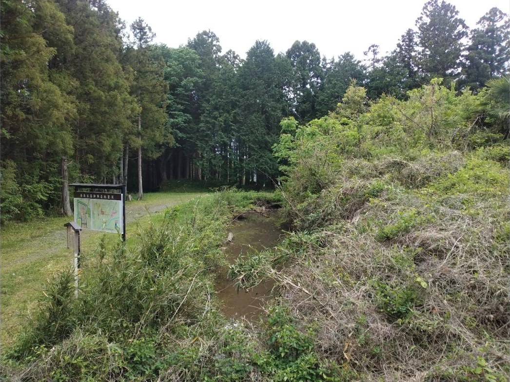 湯長谷陣屋の堀跡。左に「湯長谷藩御陣屋配置図」の案内板が立っています。