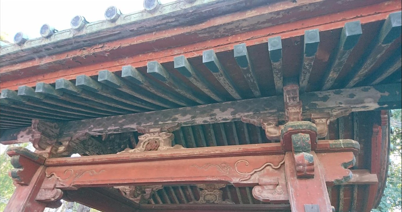 水盤舎の軒下。極彩色の彫刻や組物に、霊廟建築の名残が見られます。