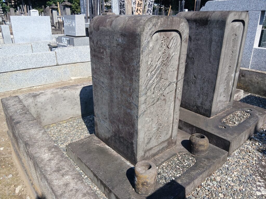 小栗家の墓石を斜めから