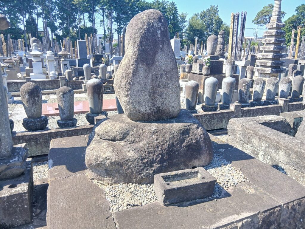 普門院の小栗上野介の首塚と伝わる自然石